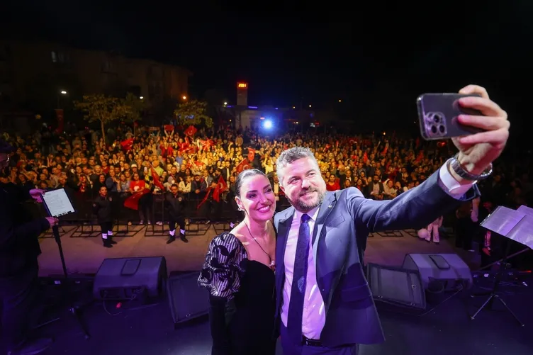 SON DAKİKA… Maaşları ödemeyip sevgilisi Sevcan Orhan ile Phuket tatili gündem olmuştu! CHP’li Görkem Duman’a partiden tebrik öpücüğü…