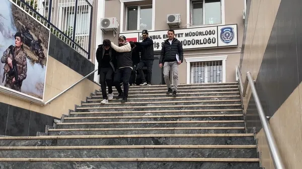 dolandiricilar-hem-babayi-hem-kizini-kandirdi-evdeki-altinlari-bozdurup-parayi-dolandiriciya-gonderdiler-1733136244022.jpg