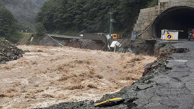 SON DAKİKA… Metrekareye 161 kilo yağış düştü! Rize sele teslim: Dereler taştı, köprüler yıkıldı, Ayder Yaylası yolu kapandı!