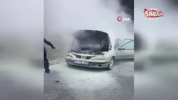 Alev alev yanan otomobili ceketi ile söndürmeye çalıştı, imdadına diğer sürücüler yetişti | Video