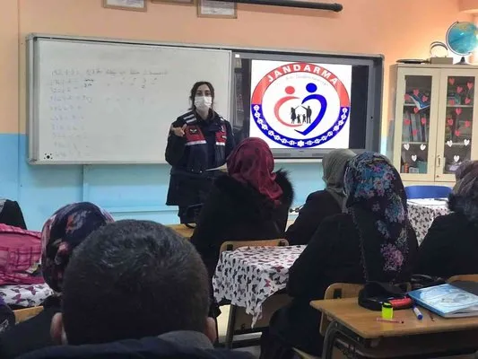 Jandarma, “Güçlü Aile, Güvenli Gelecek” için bilgilendirme çalışmalarını sürdürüyor