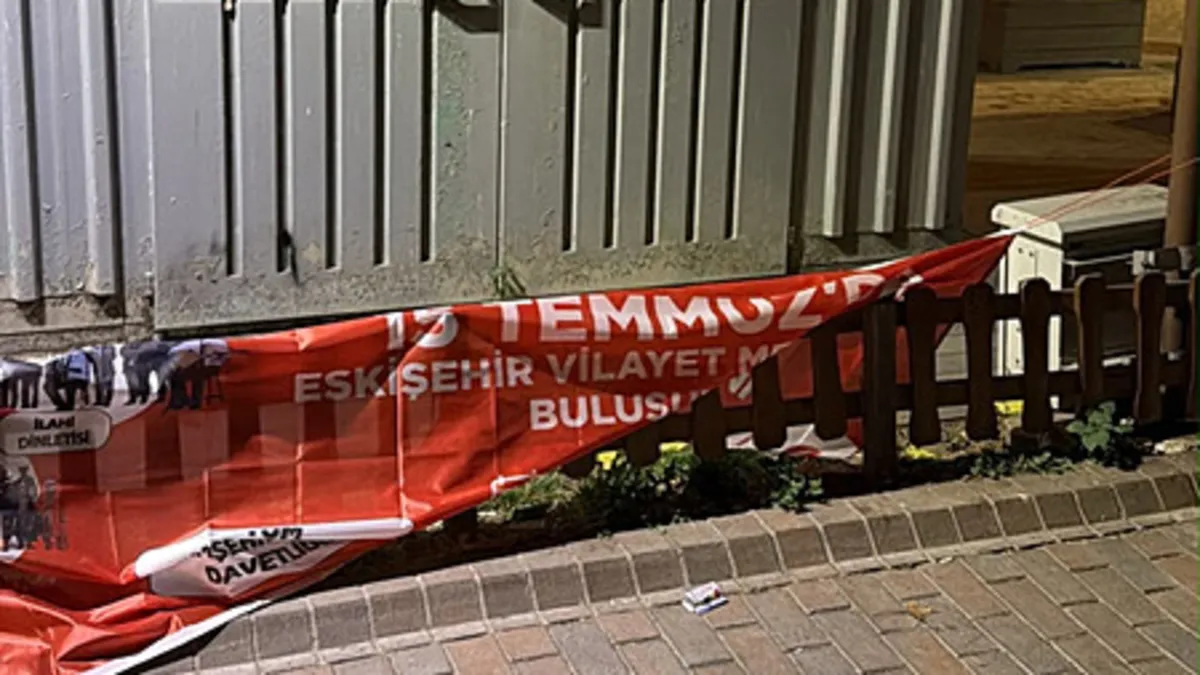 Eskişehir'de Hamamyolu Caddesi'nde 15 Temmuz Demokrasi ve Milli Birlik Günü etkinlikleri için hazırlanan afişler.