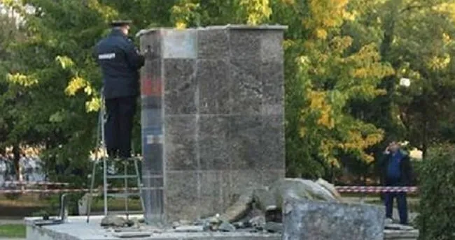 Kırım’da Lenin heykeli yıkıldı