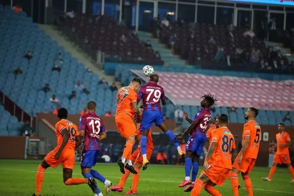Trabzonspor - Başakşehir maçında tribünlerden Azerbaycan'a destek!