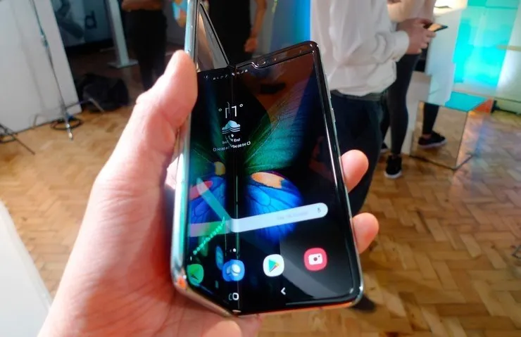 SAMSUNG’TAN UCUZ GALAXY FOLD GELİYOR