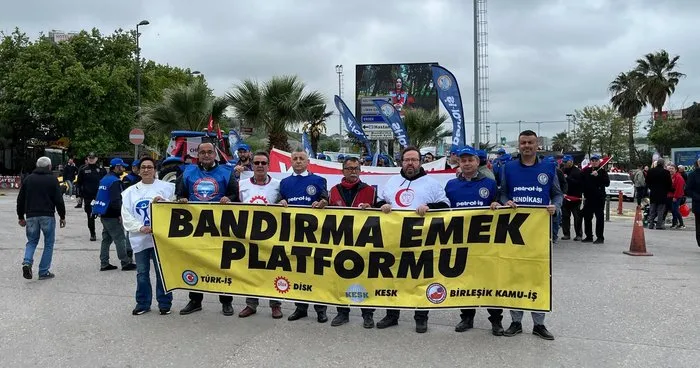 Balıkesir’in Bandırma ilçesinde, “1 Mayıs İşçi Bayramı” dolayısıyla yürüyüş ve kutlama programı yapıldı