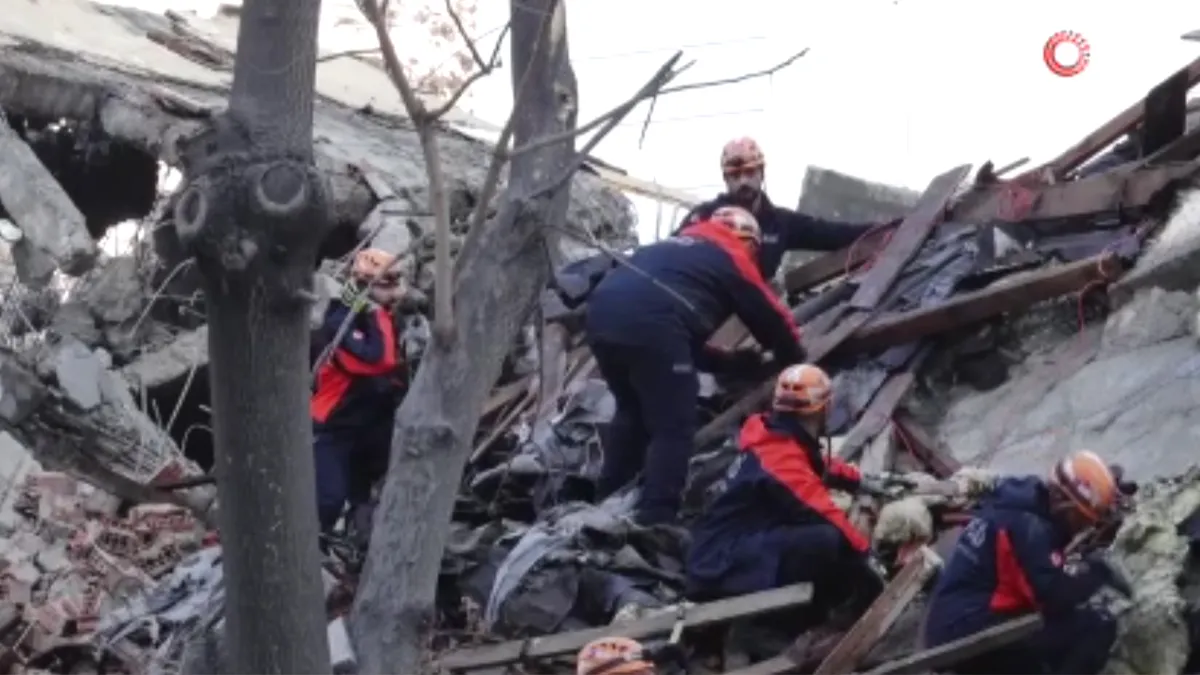Ankara'da 'kontrollü yıkım' kontrolden çıktı: Faciadan dönüldü! Ankara'da 'kontrollü yıkım' kontrolden çıktı: Faciadan dönüldü!