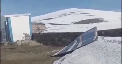 Kars'ta şiddetli rüzgar çatıları uçurdu #kars