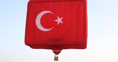 Kapadokya’da balonlar Türk bayrakları ve Atatürk posteri ile uçtu