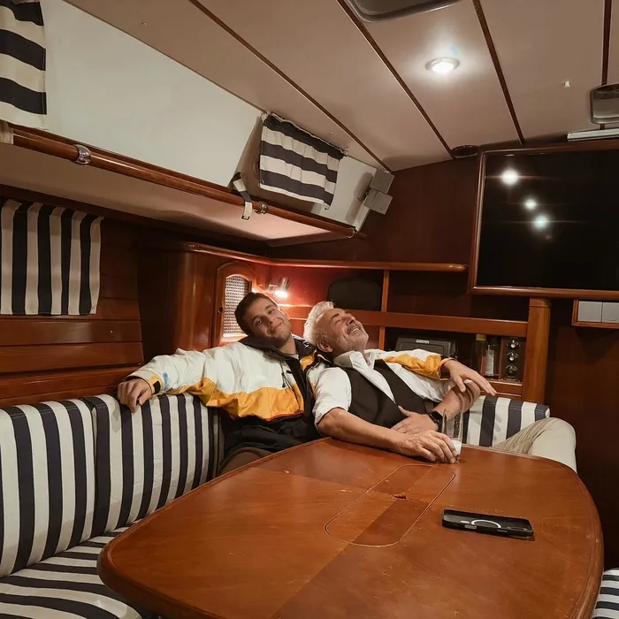 Mehmet Aslantuğ ile yakışıklı oğlu Can Aslantuğ’un tekne keyfi! Karizmasını babasından almış