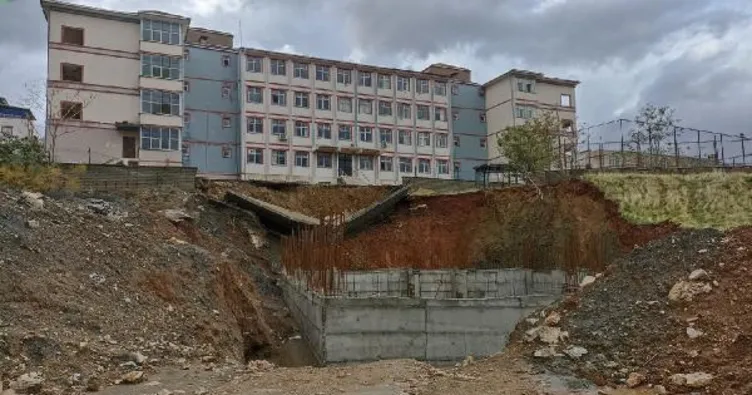 Sason’da okulun istinat duvarı yıkıldı