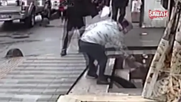 İstanbul'da koca dehşeti kamerada! Yumrukladığı karısını merdivenlerden yuvarladı | Video