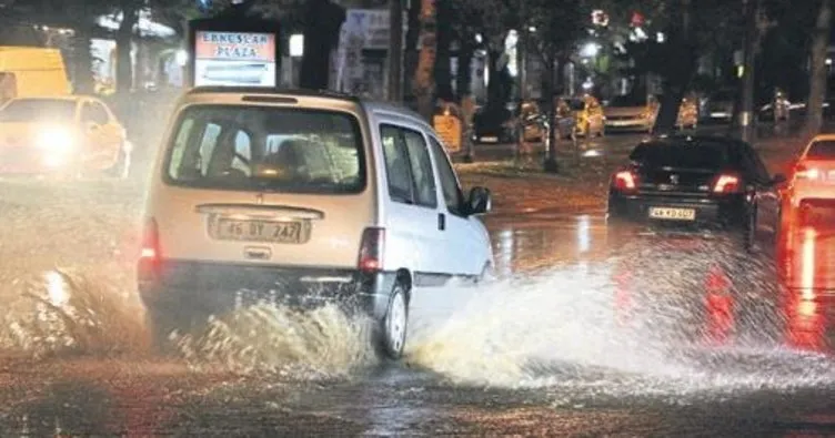 Kahramanmaraş’ta sağanak yağmur etkili oldu, araçlar yollarda kaldı
