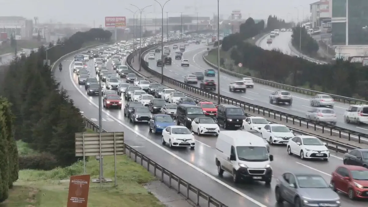 SON DAKİKA… İstanbul trafiğinde dönüş çilesi başladı! Harita kırmızıya döndü yoğunluk yüzde 65’e çıktı! SON DAKİKA… İstanbul trafiğinde dönüş çilesi başladı! Harita kırmızıya döndü yoğunluk yüzde 65’e çıktı!