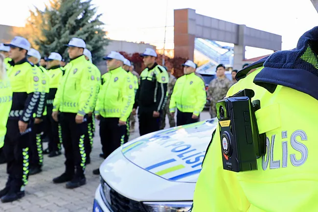 trafik-polislerine-yaka-kameralari-torenle-dagitildi-1763399185302.jpeg