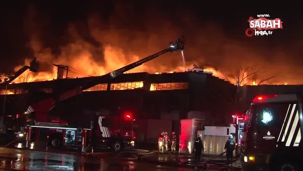 İstanbul'da yanan fabrikanın çökme anı kamerada!