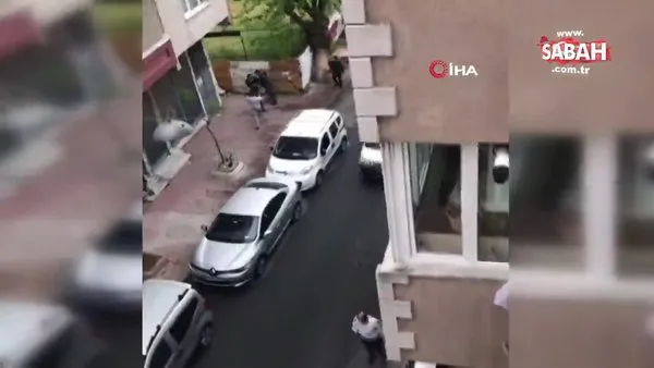 Beyoğlu’nda silahlı kavga kamerada: Kendisini darp edeni 7 yerinden vurdu | Video