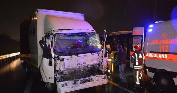 TEM Otoyolu’nda kamyon önündeki araca çarptı: 1 yaralı