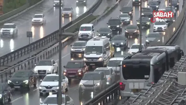 İstanbul’da sağanak yağış trafiği kilitledi | Video