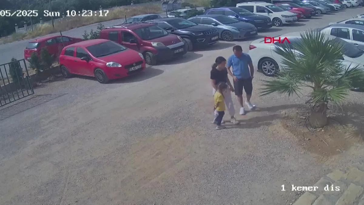 İzmir’de dekoratif kemerin altında kalan çiftin öldüğü olaya ilişkin yeni görüntüler ortaya çıktı | Video videosunu izle İzmir’de dekoratif kemerin altında kalan çiftin öldüğü olaya ilişkin yeni görüntüler ortaya çıktı | Video videosunu izle