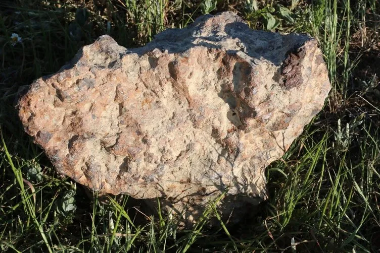 Tarlada bulduğu 'gök taşını' satılığa çıkardı! Tam 68 kilo...
