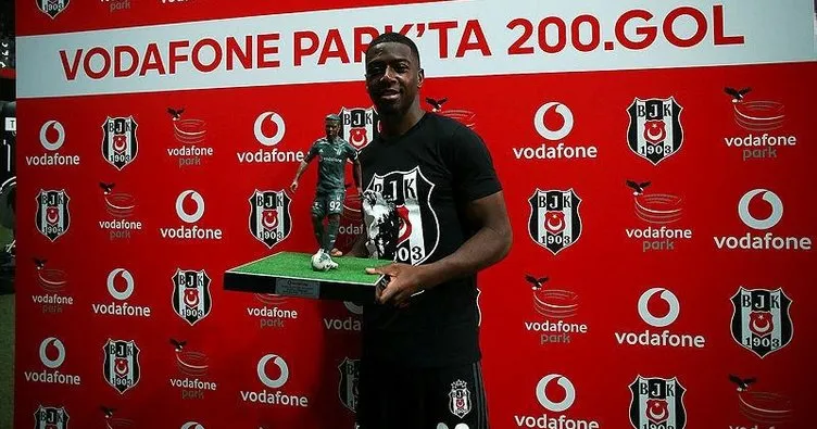Beşiktaş’tan Abdoulay Diaby’ye maçtan önce 200. gol plaketi