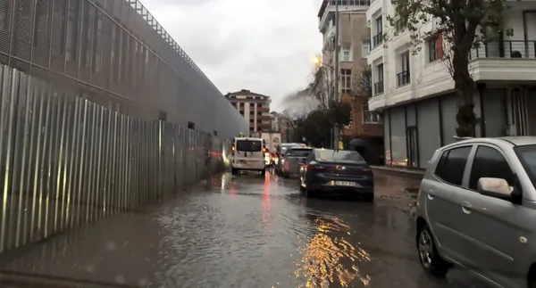 saganak-yagis-istanbulda-trafigi-durma-noktasina-getirdi-trafik-yogunlugu-sabah-yuzde-80e-ulasti-1736758642297.jpg