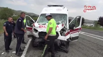 Elazığ’da feci kaza: Ambulans ile hafif ticari araç çarpıştı 2’si polis 6 yaralı