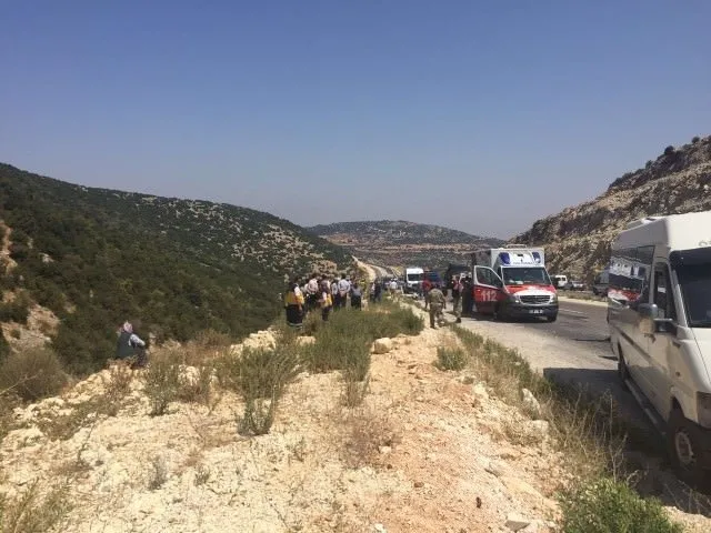 Minibüs uçuruma yuvarlandı: 8 kişi hayatını kaybetti