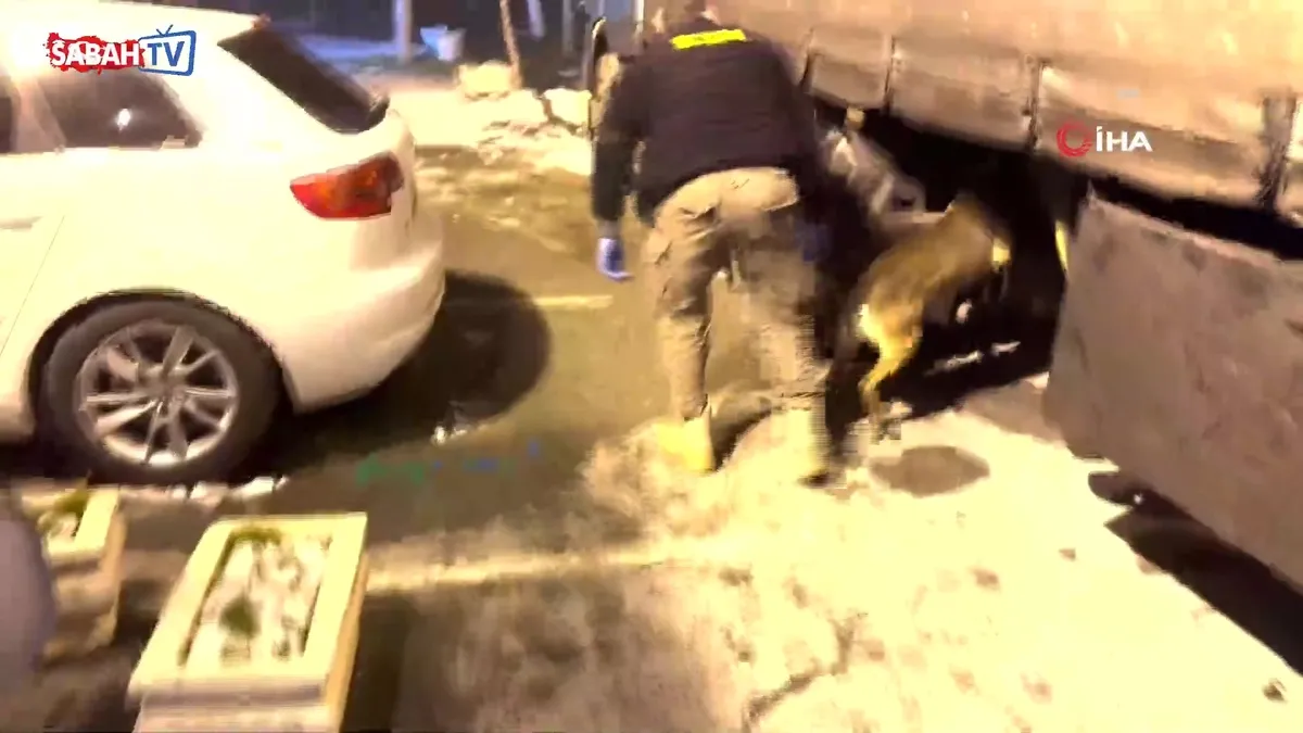 Batman polisinden nefes kesen operasyon: Tırda 51 kilo uyuşturucu ele geçirildi | Video videosunu izle Batman polisinden nefes kesen operasyon: Tırda 51 kilo uyuşturucu ele geçirildi | Video videosunu izle