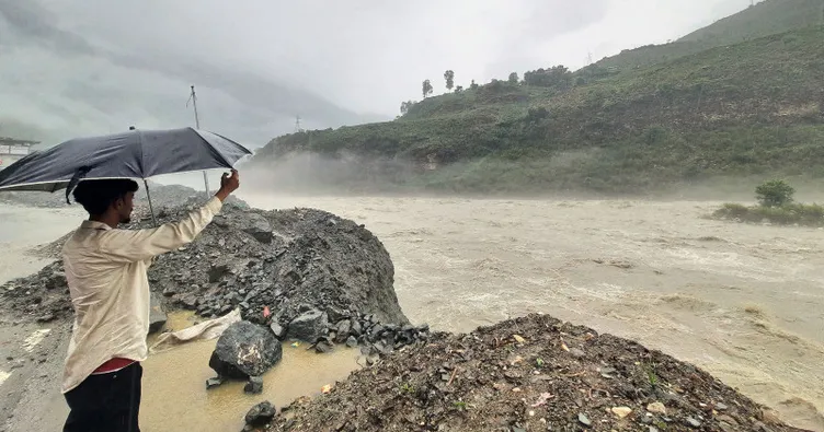 Hindistan’da sel felaketi can alıyor