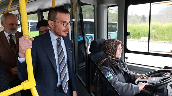 tokatta-ilk-kadin-halk-otobusu-soforu-goreve-basladi-1745993992033.jpeg