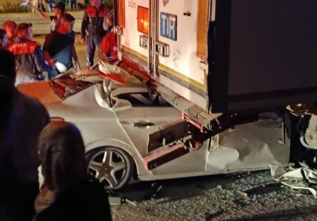 Otomobilin TIR'a çarpması sonucu meydana gelen kaza.