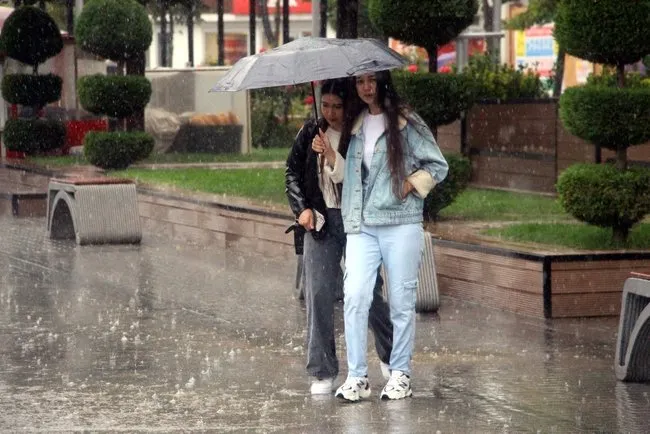 SON DAKİKA… Meteoroloji’den hava durumu uyarısı! İstanbul dahil 13 il için sarı kodlu alarm verildi: Hafta sonu plan yapacaklar dikkat!