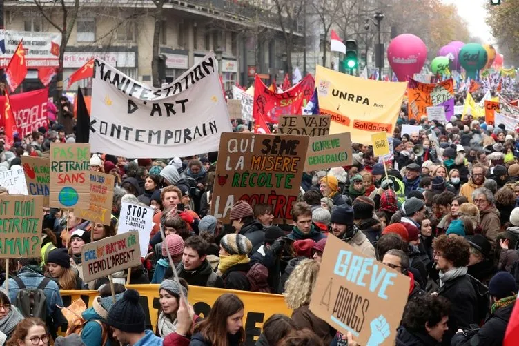 Paris'te polisten göstericilere sis bombasıyla müdahale