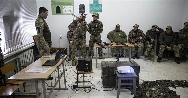 Ukrayna ordusuna katılan gönüllülere cephe öncesi askeri eğitim veriliyor