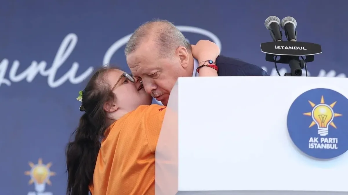 Başkan Erdoğan’a sahnede sevgi seli: Down sendromlu minik hayranı dakikalarca sarıldı! “Havva’ya trilyonları verseniz bu kadar sevinmez” Başkan Erdoğan’a sahnede sevgi seli: Down sendromlu minik hayranı dakikalarca sarıldı! “Havva’ya trilyonları verseniz bu kadar sevinmez”