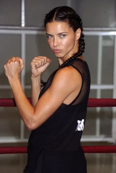 Adriana Lima’dan hayran bırakacak pozlar!