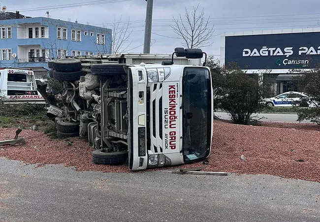 samsunda-feci-kaza-ambulans-ile-kamyon-carpisti-1-olu-3-yarali-1773759864604.jpg