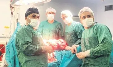 İzmir Şehir Hastanesi’nde müthiş operasyon: 8 kiloluk tümör alındı