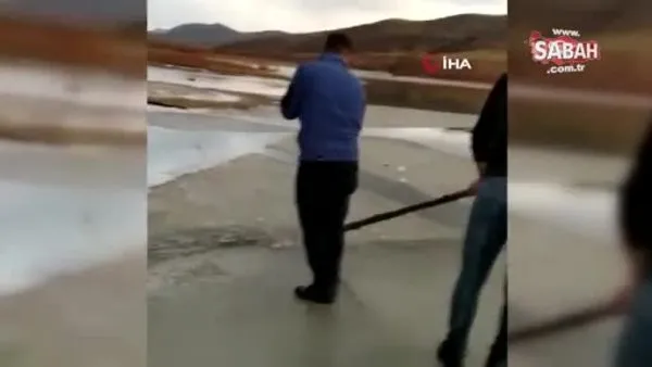 Nehirde buz kütlesini sal olarak kullanan gençlerden biri suya düşünce boğulma tehlikesi atlattı | Video