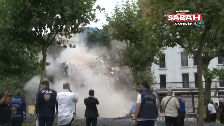 Beyoğlu'nda 4 katlı bina böyle çöktü!