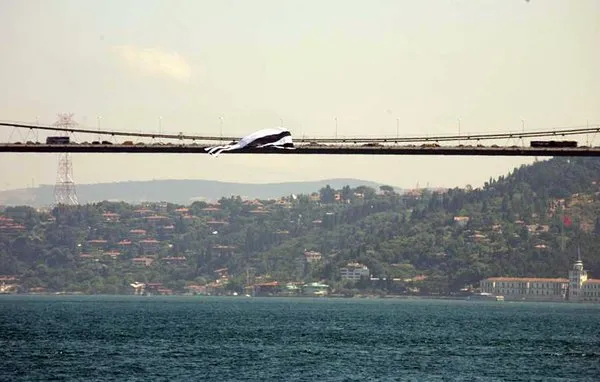 Köprüye dev Beşiktaş bayrağı