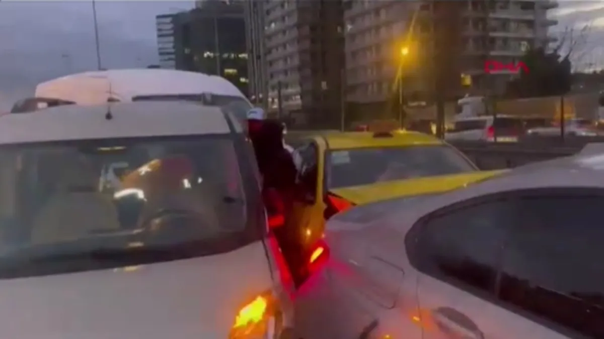 SON DAKİKA… İstanbul Yenibosna’da zincirleme kaza: 6 araç birbirine girdi! SON DAKİKA… İstanbul Yenibosna’da zincirleme kaza: 6 araç birbirine girdi!