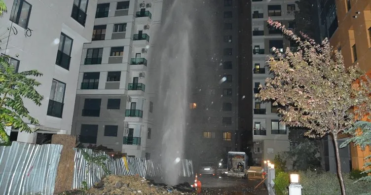Kadıköy’de boru patladı! Su metrelerce havaya fışkırdı