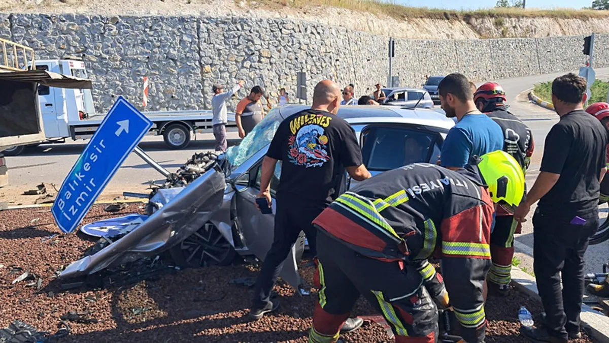 Balıkesir'de kamyonet ile otomobil çarpıştı: 5 yaralı