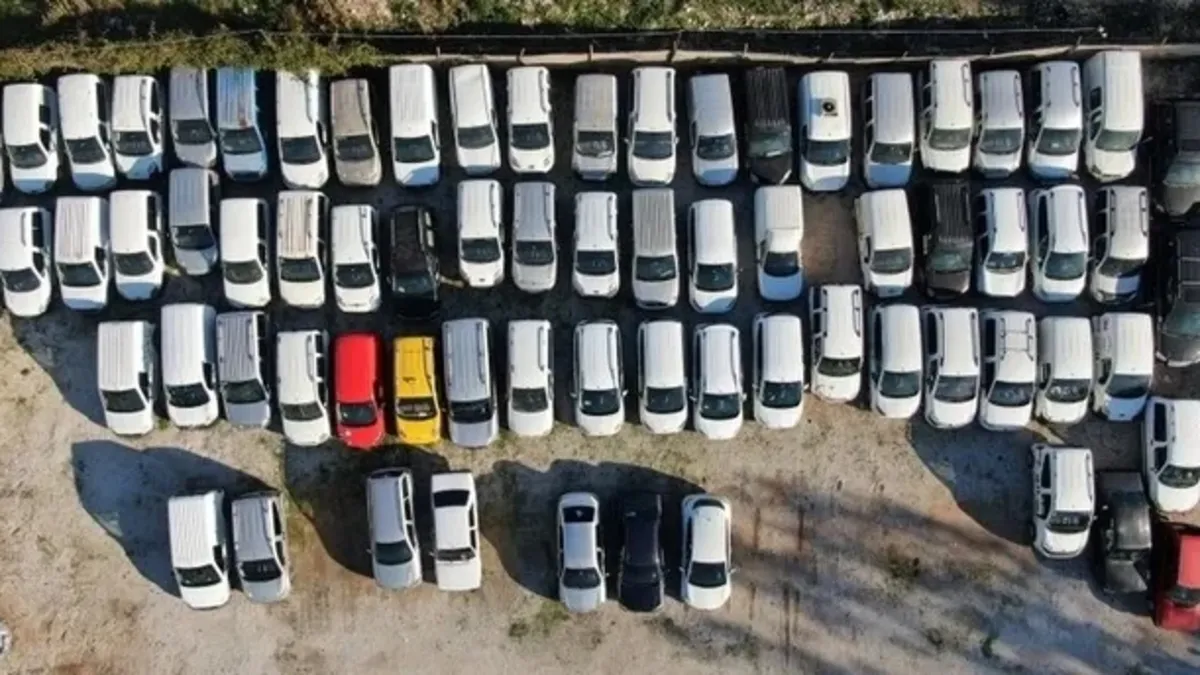 İstanbul'da trafikten men edilen bir aracın çekici ile otoparka götürülmesi.