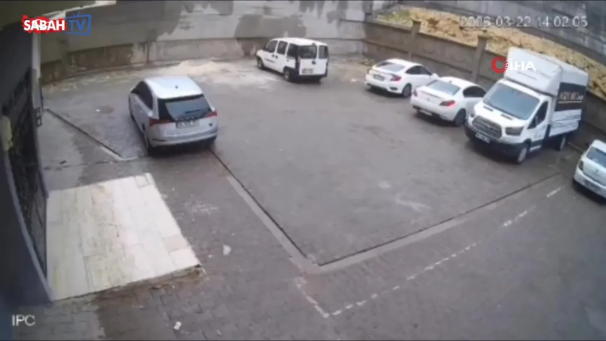 Aşırı yağış istinat duvarını yıktı: O anlar kamerada videosunu izle Aşırı yağış istinat duvarını yıktı: O anlar kamerada videosunu izle