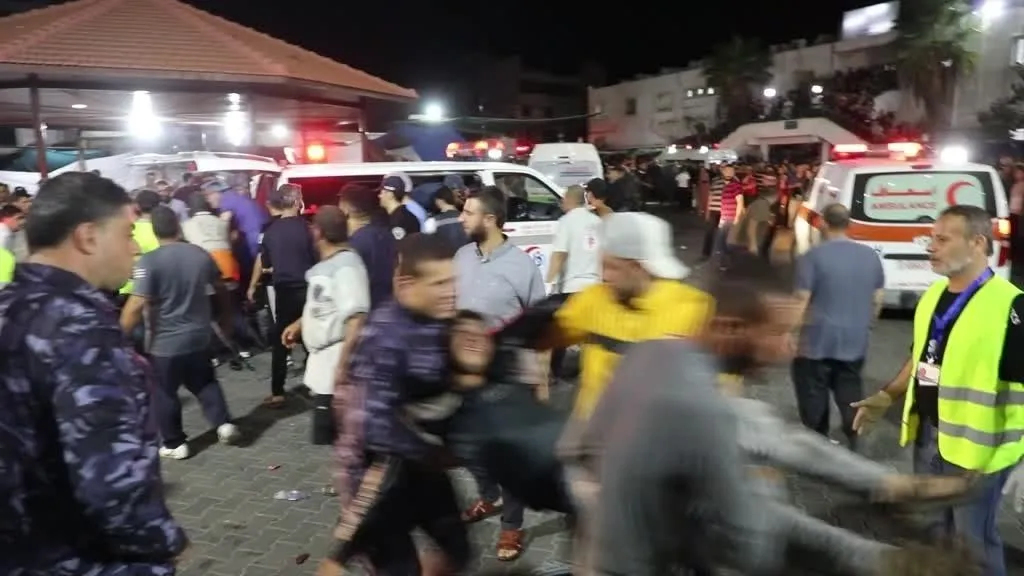 İsrail hastaneyi vurdu! İran 'Kara Bayrak' çekti: Savaş mı ilan etti?