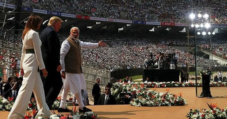 Trump, Hindistan’da 100 bin kişiye konuştu